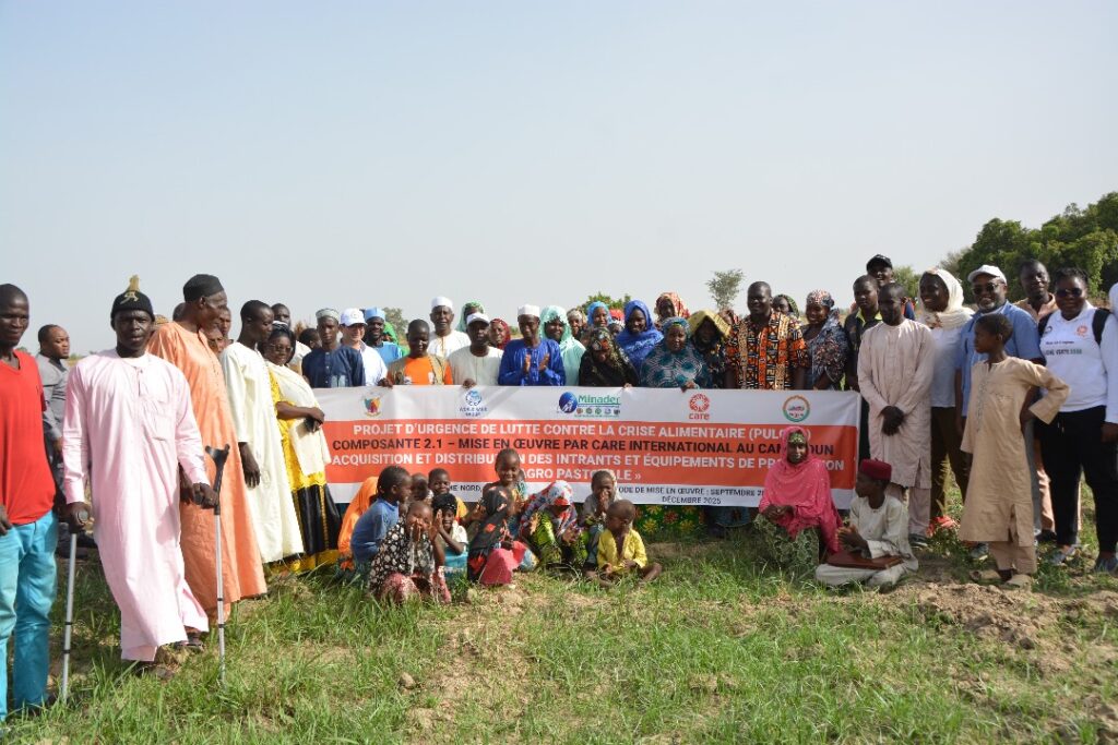 La pose-souvenir des bénéficiaires et de la mission à  Kongola -Djola 