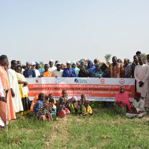 La pose-souvenir des bénéficiaires et de la mission à  Kongola -Djola 